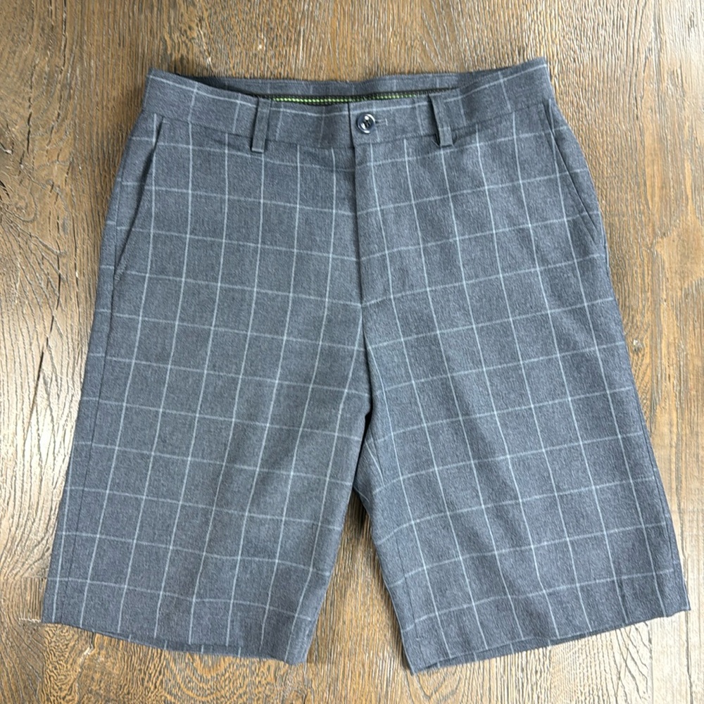 IZOD GOLF™️ Men's Size 30 Gray Plaid Flat Front Shorts